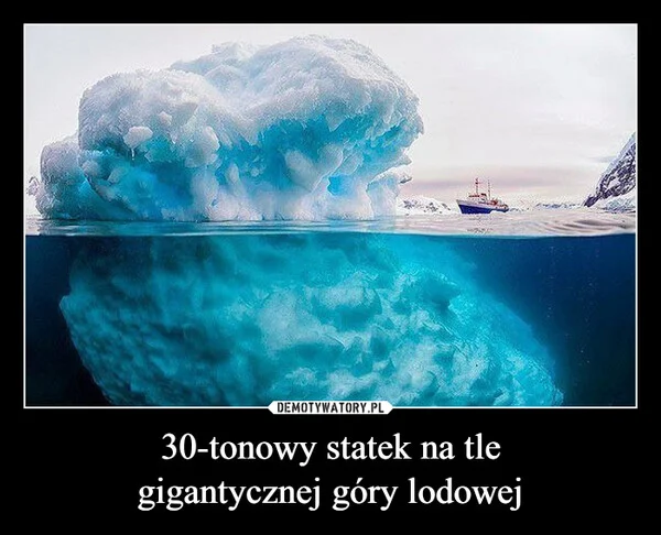 
    30-tonowy statek na tle gigantycznej góry lodowej