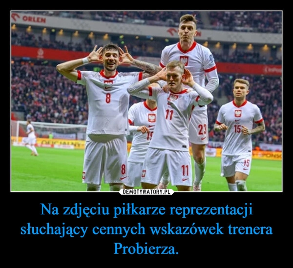 
    Na zdjęciu piłkarze reprezentacji słuchający cennych wskazówek trenera Probierza.
