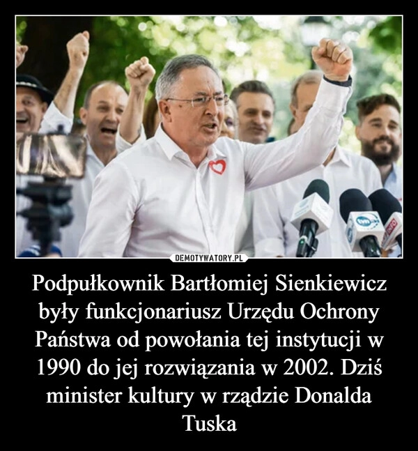 
    Podpułkownik Bartłomiej Sienkiewicz były funkcjonariusz Urzędu Ochrony Państwa od powołania tej instytucji w 1990 do jej rozwiązania w 2002. Dziś minister kultury w rządzie Donalda Tuska