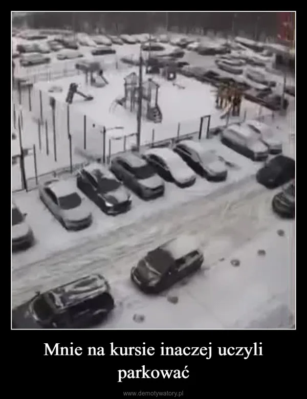 
    Mnie na kursie inaczej uczyli parkować