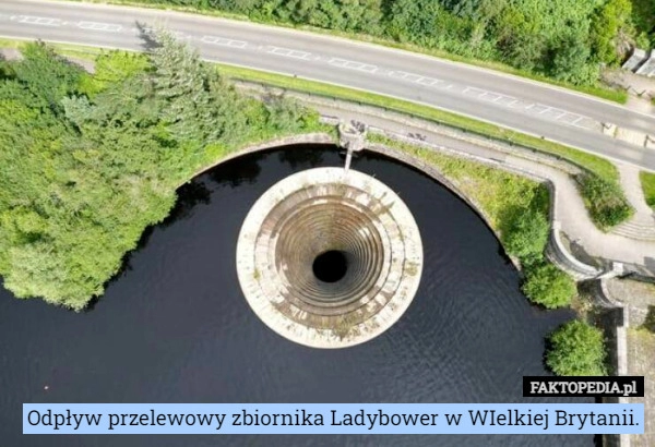 
    Odpływ przelewowy zbiornika Ladybower w WIelkiej Brytanii.