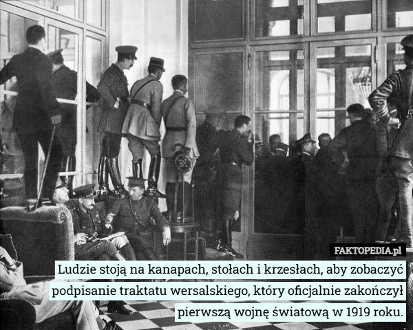 
    Ludzie stoją na kanapach, stołach i krzesłach, aby zobaczyć podpisanie traktatu