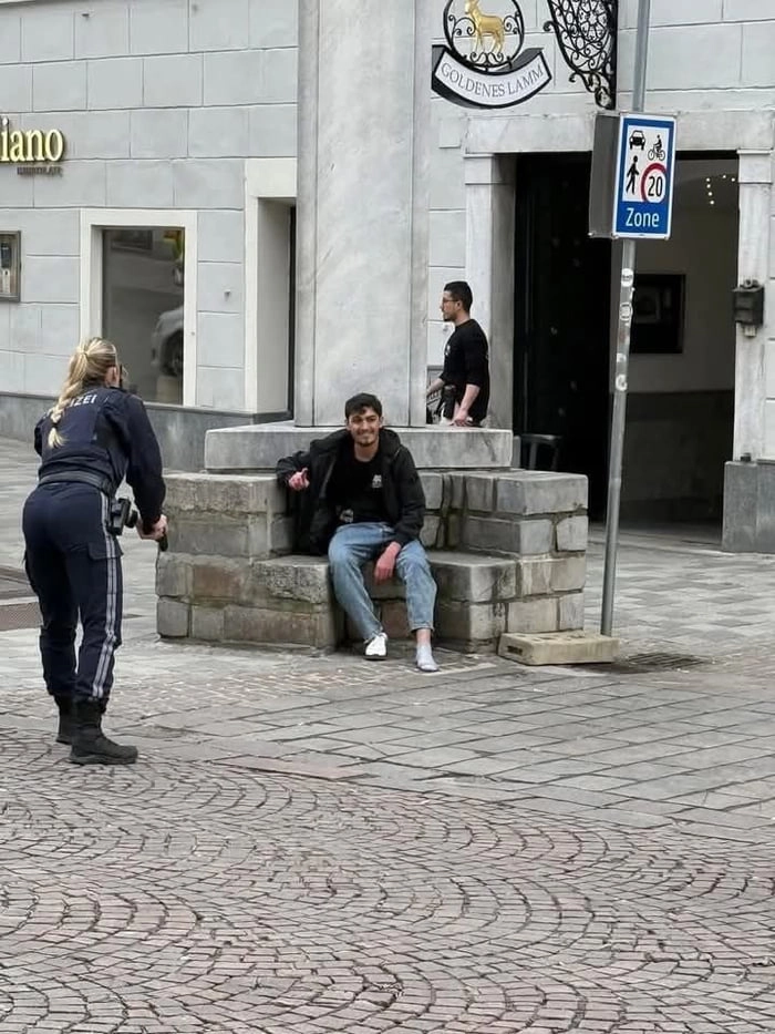 
    He apparently stabbed passersby at random, killing a 14-year-old student. Shortly afterward, a brave driver was able to stop the rampaging killer of Villach. When the police arrested him, the 23-year-old Afghan laughed as if nothing had happened.