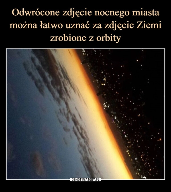 
    Odwrócone zdjęcie nocnego miasta można łatwo uznać za zdjęcie Ziemi zrobione z orbity