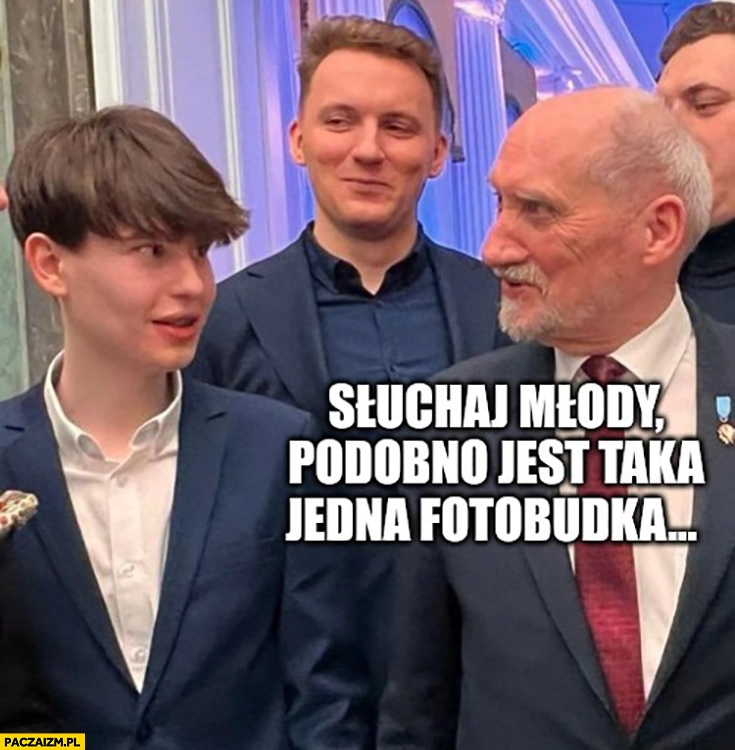 
    Macierewicz Szafarowicz słuchaj młody podobno jest taka jedna fotobudka