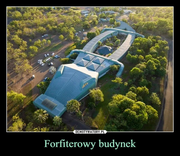 
    Forfiterowy budynek