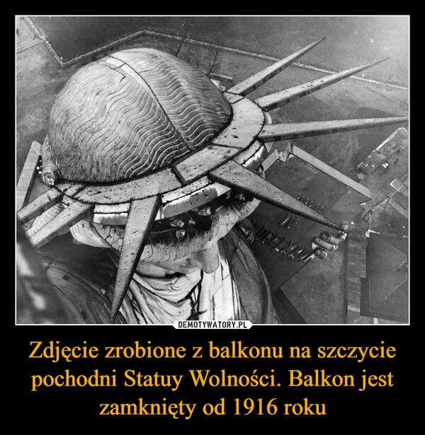 
    Zdjęcie zrobione z balkonu na szczycie pochodni Statuy Wolności. Balkon jest zamknięty od 1916 roku
