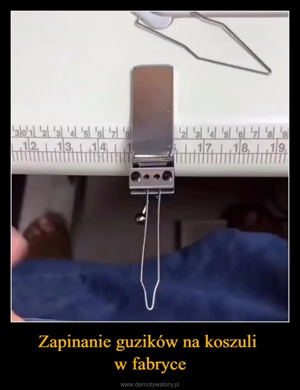 
    Zapinanie guzików na koszuli w fabryce
