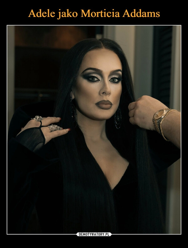 
    Adele jako Morticia Addams