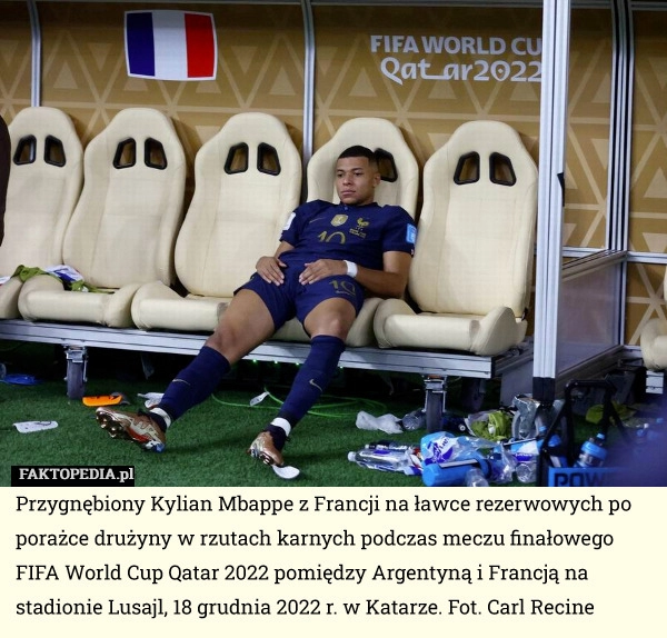 
    Przygnębiony Kylian Mbappe z Francji na ławce rezerwowych po porażce drużyny