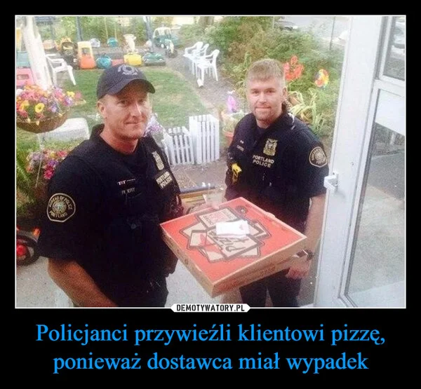 
    Policjanci przywieźli klientowi pizzę, ponieważ dostawca miał wypadek