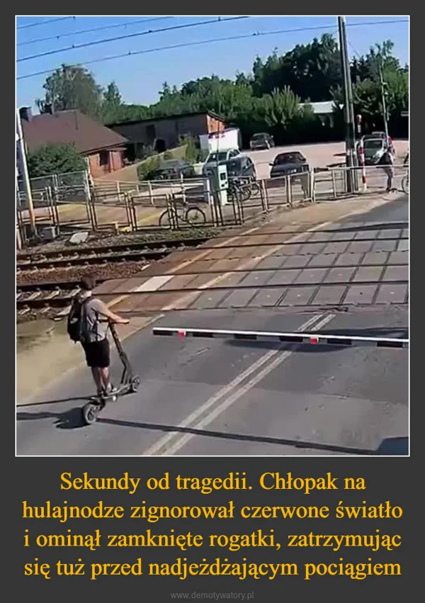 
    Sekundy od tragedii. Chłopak na hulajnodze zignorował czerwone światło i ominął zamknięte rogatki, zatrzymując się tuż przed nadjeżdżającym pociągiem