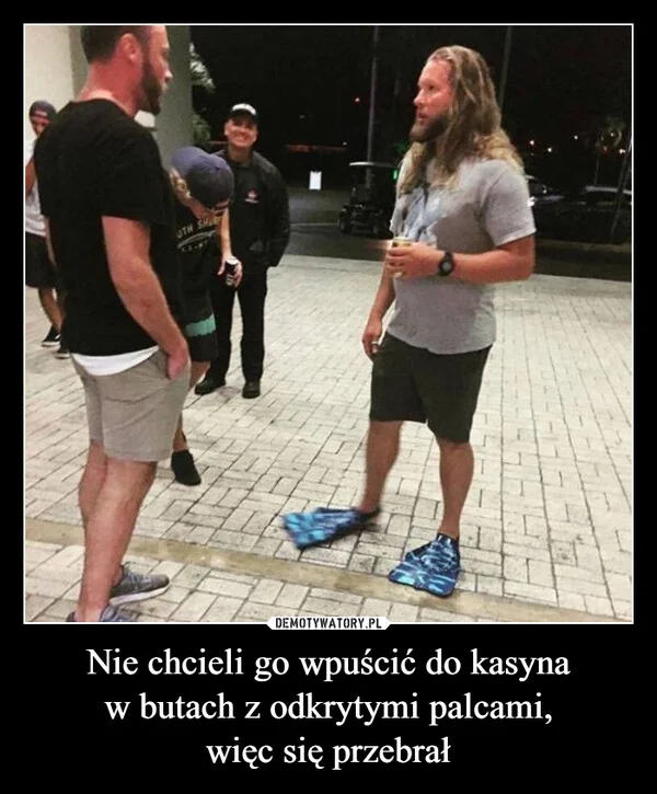 Nie chcieli go wpuścić do kasyna w butach z odkrytymi palcami, więc się przebrał