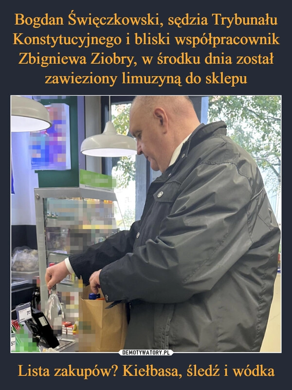 
    Bogdan Święczkowski, sędzia Trybunału Konstytucyjnego i bliski współpracownik Zbigniewa Ziobry, w środku dnia został zawieziony limuzyną do sklepu Lista zakupów? Kiełbasa, śledź i wódka