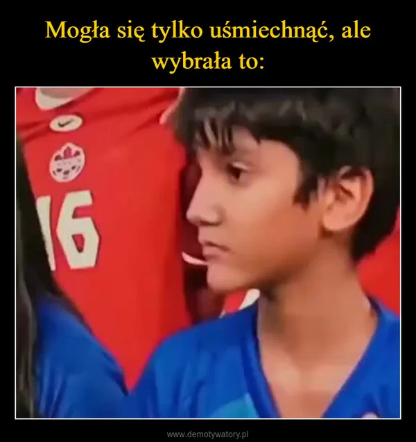 Mogła się tylko uśmiechnąć, ale wybrała to: