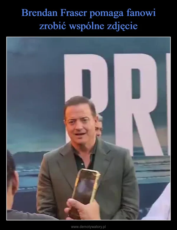 
    Brendan Fraser pomaga fanowi zrobić wspólne zdjęcie