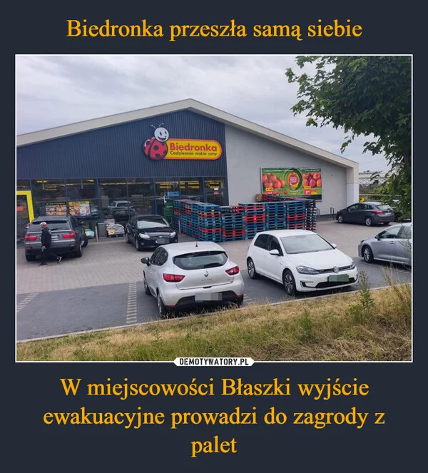 
    Biedronka przeszła samą siebie W miejscowości Błaszki wyjście ewakuacyjne prowadzi do zagrody z palet