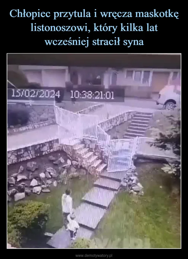 
    Chłopiec przytula i wręcza maskotkę listonoszowi, który kilka lat wcześniej stracił syna