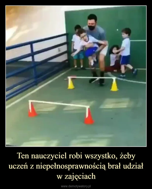 
    Ten nauczyciel robi wszystko, żeby uczeń z niepełnosprawnością brał udział w zajęciach