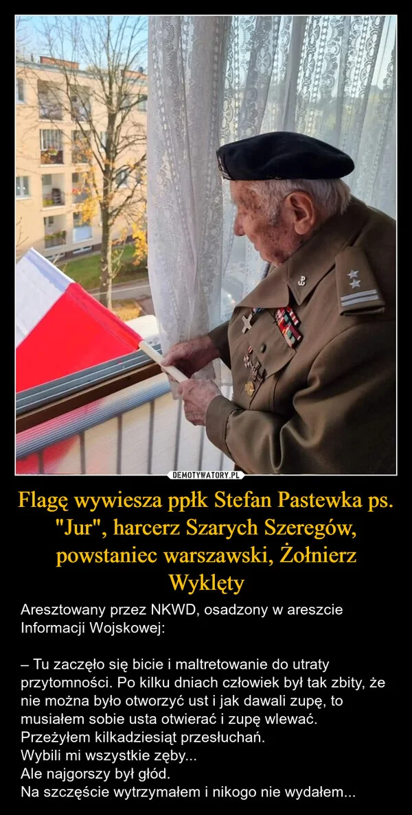 
    Flagę wywiesza ppłk Stefan Pastewka ps. 