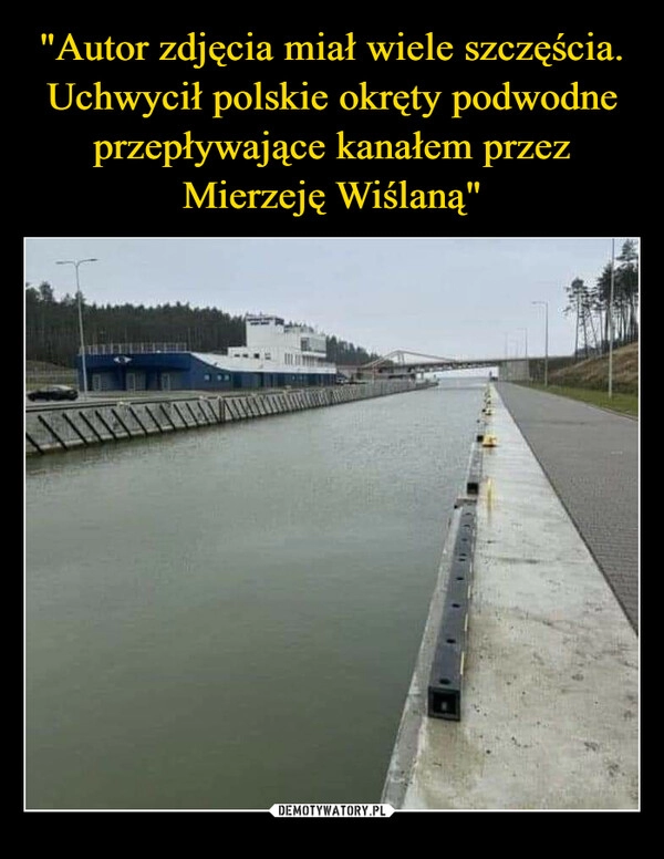 
    "Autor zdjęcia miał wiele szczęścia. Uchwycił polskie okręty podwodne przepływające kanałem przez Mierzeję Wiślaną"