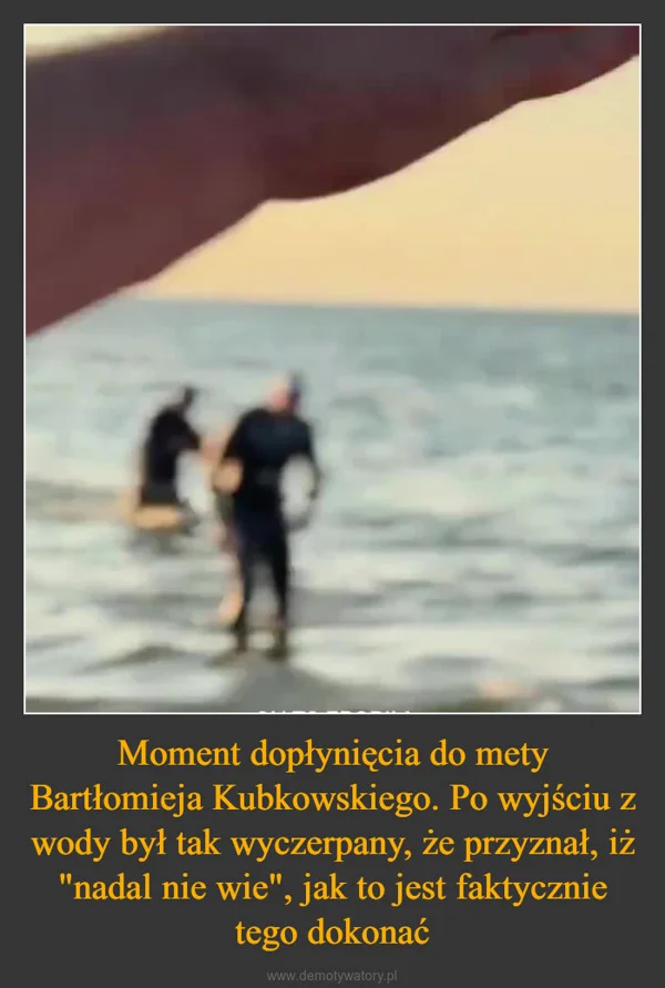 
    Moment dopłynięcia do mety Bartłomieja Kubkowskiego. Po wyjściu z wody był tak wyczerpany, że przyznał, iż 