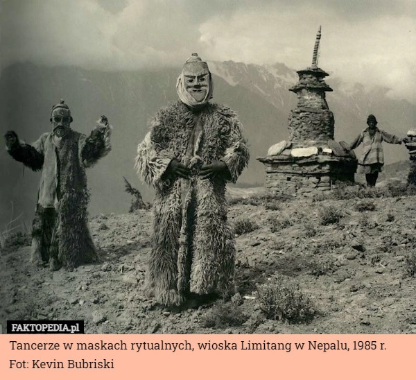 
    Tancerze w maskach rytualnych, wioska Limitang w Nepalu, 1985 r.
Fot: Kevin