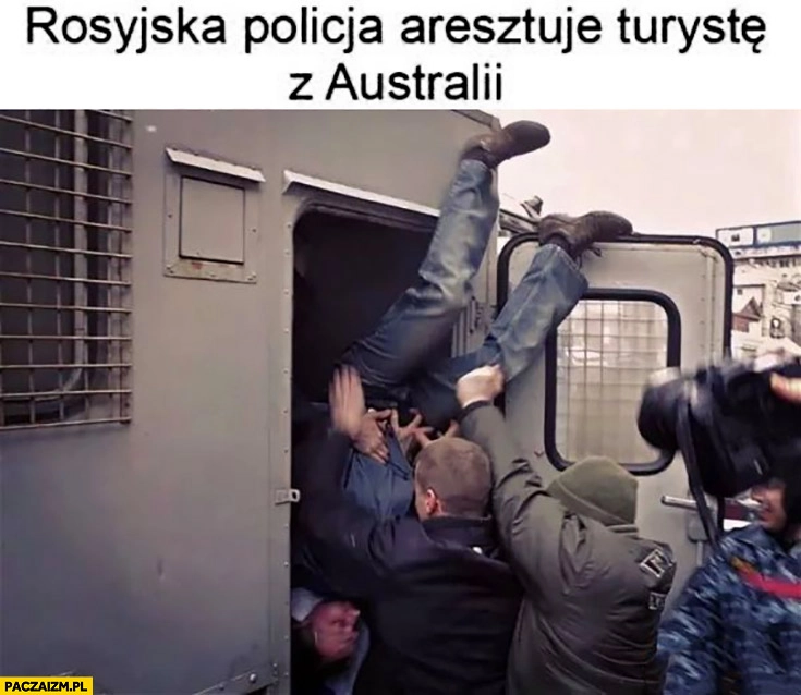 
    Rosyjska policja aresztuje turystę z Australii do góry nogami