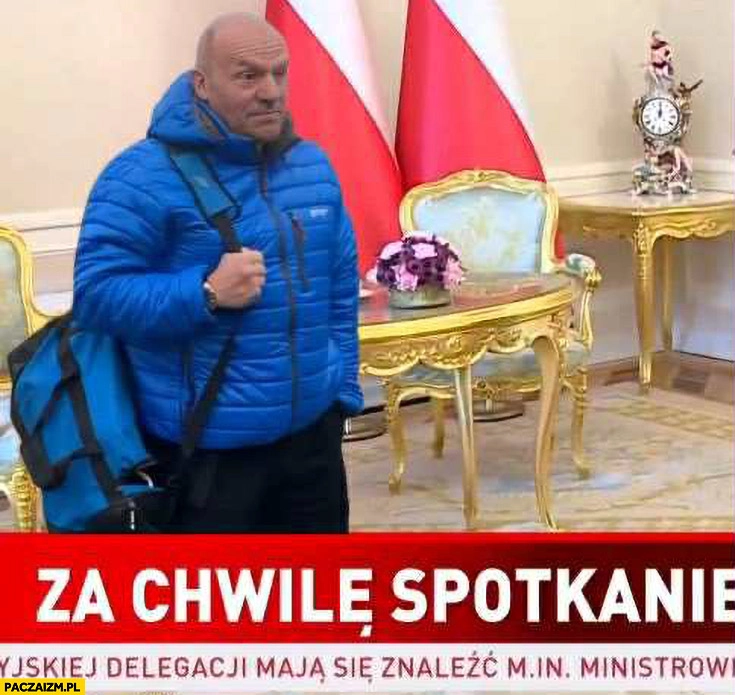 
    Tusk czeka na Nawrockiego Najman w niebieskiej kurtce przeróbka za chwile spotkanie