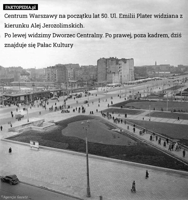 
    Centrum Warszawy na początku lat 50. Ul. Emilii Plater widziana z kierunku