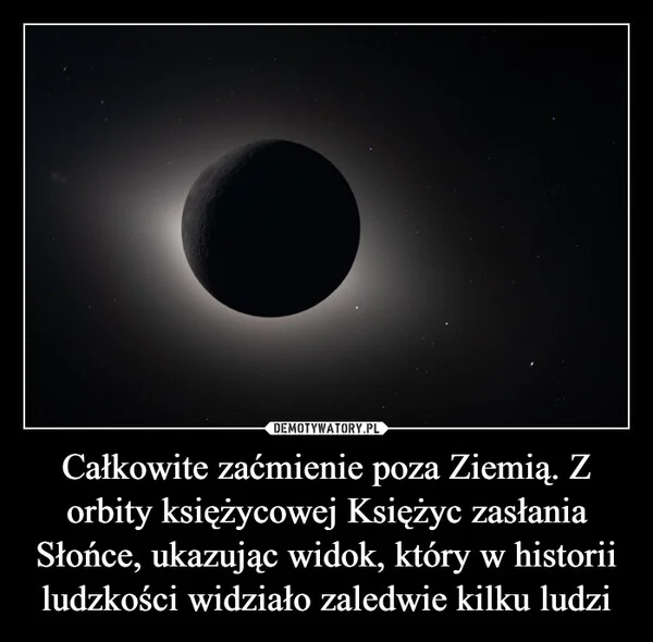 
    Całkowite zaćmienie poza Ziemią. Z orbity księżycowej Księżyc zasłania Słońce, ukazując widok, który w historii ludzkości widziało zaledwie kilku ludzi
