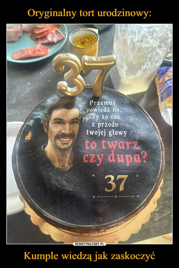
    Oryginalny tort urodzinowy: Kumple wiedzą jak zaskoczyć