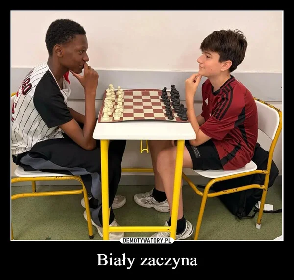 
    Biały zaczyna