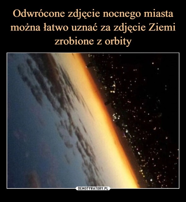 
    Odwrócone zdjęcie nocnego miasta można łatwo uznać za zdjęcie Ziemi zrobione z orbity