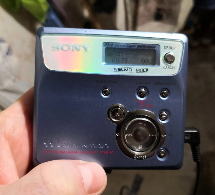 
    Just found my 25 years old Minidisc player and this old bastad is still working!