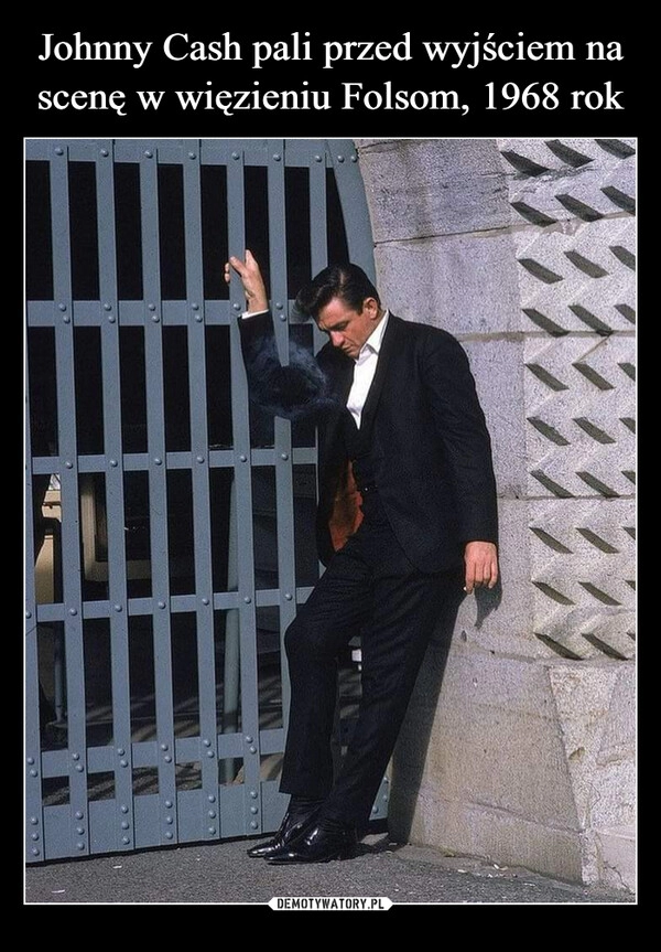 
    Johnny Cash pali przed wyjściem na scenę w więzieniu Folsom, 1968 rok