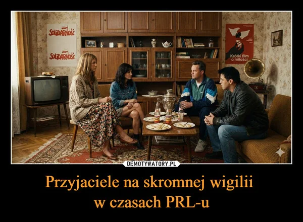 
    Przyjaciele na skromnej wigilii w czasach PRL-u