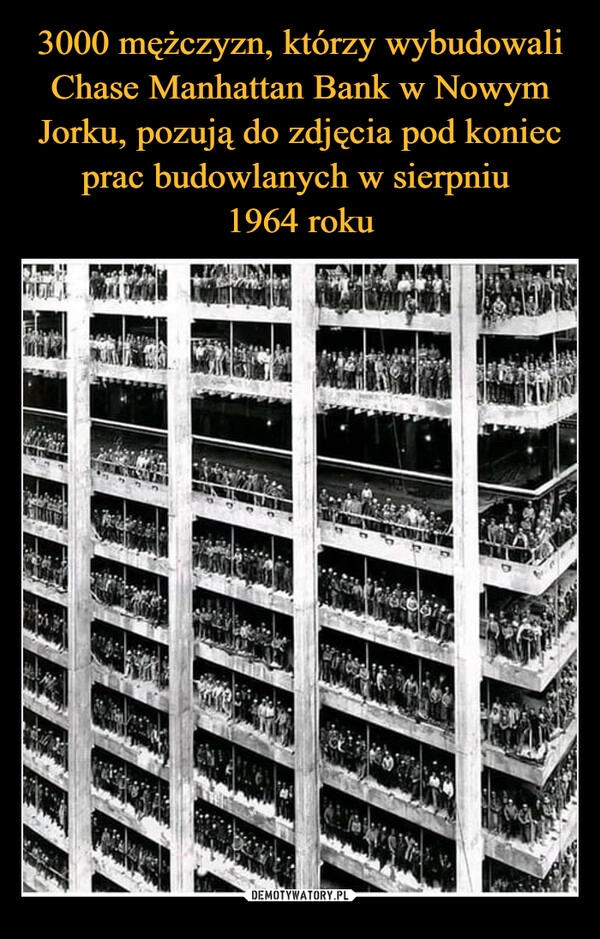 
    3000 mężczyzn, którzy wybudowali Chase Manhattan Bank w Nowym Jorku, pozują do zdjęcia pod koniec prac budowlanych w sierpniu 
1964 roku