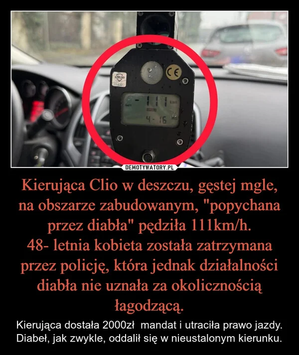 
    Kierująca Clio w deszczu, gęstej mgle, na obszarze zabudowanym, 