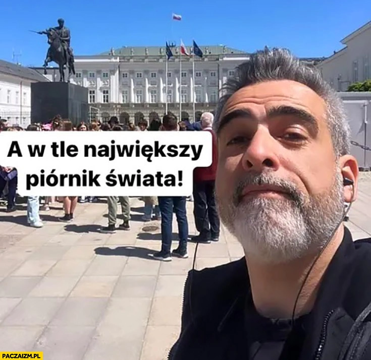 
    Abelard Giza pałac prezydencki w tle największy piórnik świata