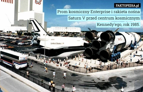 
    Prom kosmiczny Enterprise i rakieta nośna Saturn V przed centrum kosmicznym