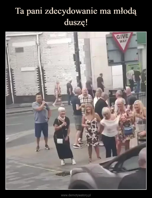 
    Ta pani zdecydowanie ma młodą duszę!