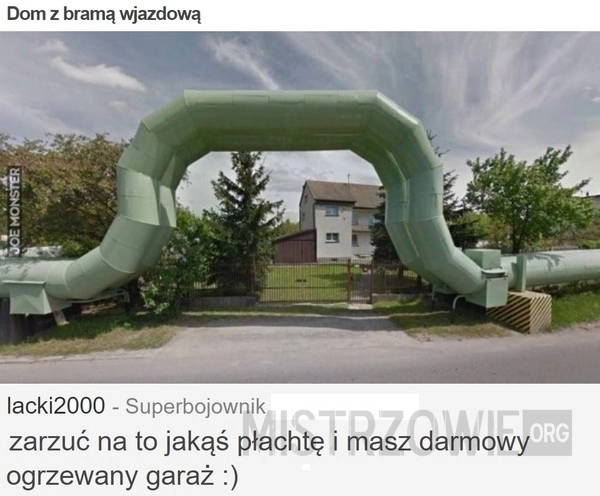 
    Dom z bramą wjazdową