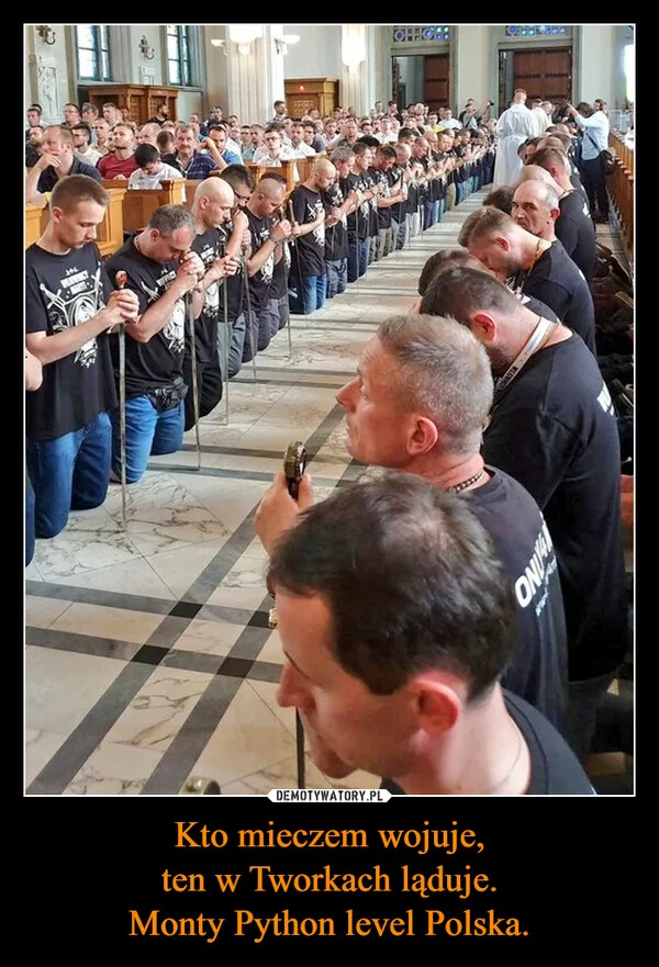 
    Kto mieczem wojuje, ten w Tworkach ląduje. Monty Python level Polska.