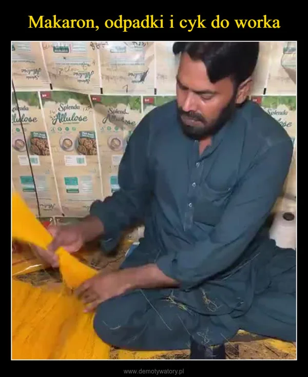 
    Makaron, odpadki i cyk do worka