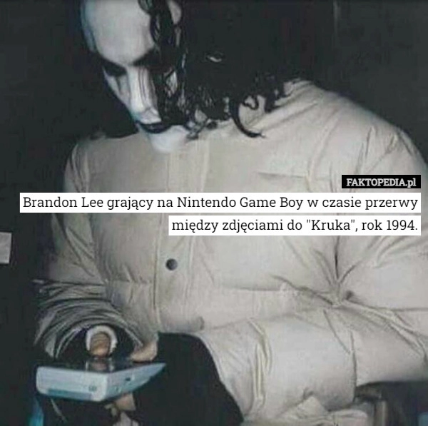 
    Brandon Lee grający na Nintendo Game Boy w czasie przerwy między zdjęciami