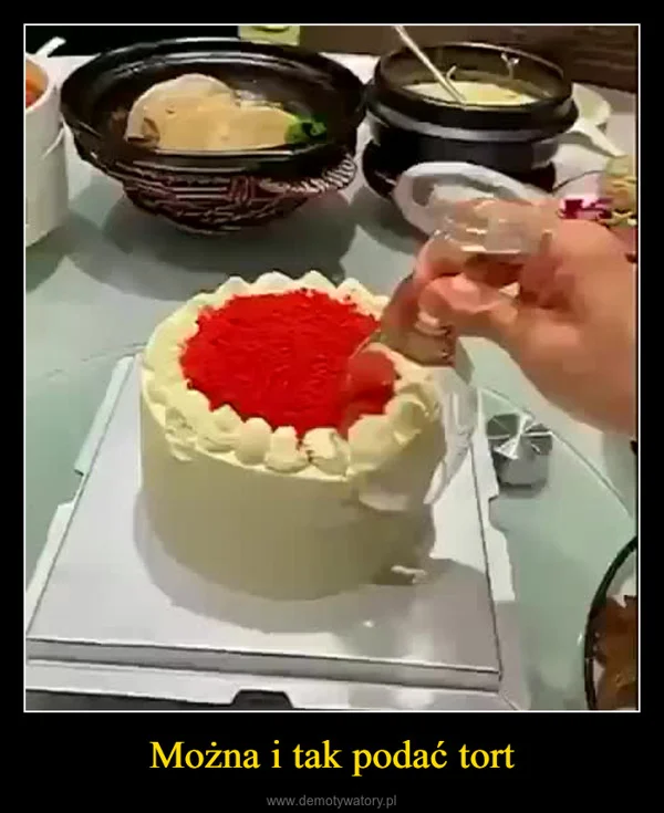 
    Można i tak podać tort