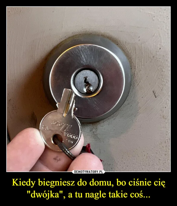 
    Kiedy biegniesz do domu, bo ciśnie cię 