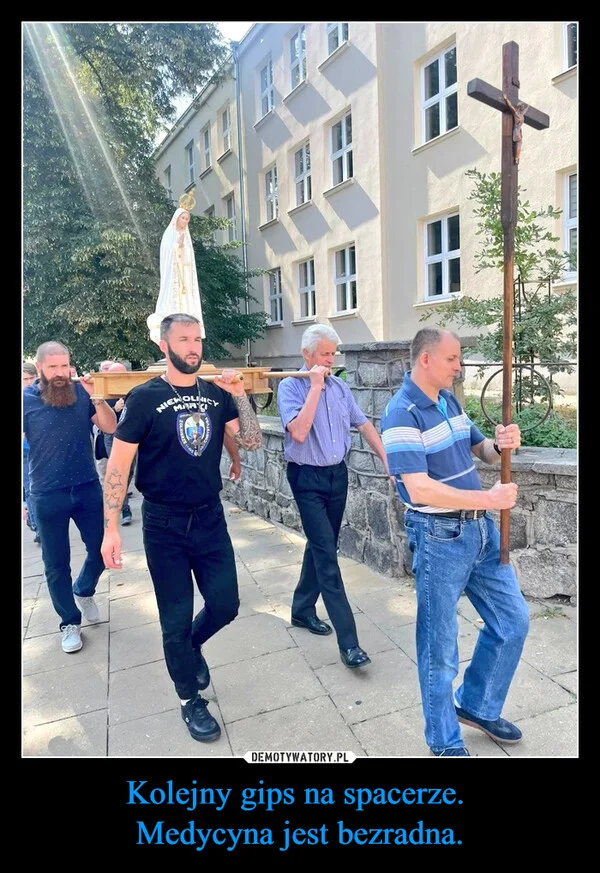 
    Kolejny gips na spacerze. Medycyna jest bezradna.