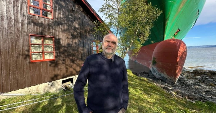 
    Man in Norway woke up to a ship who hit land, just meters from his house, this morning.